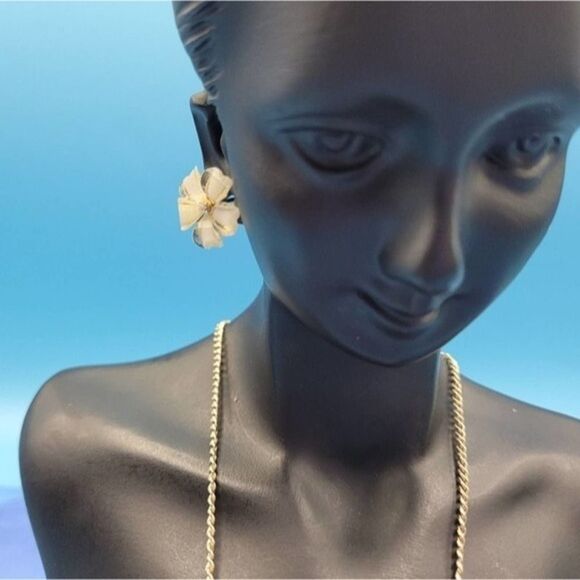 🔥The Limited pale pink flower 🌸 cluster necklace matching earrings 😍 - Picture 7 of 14